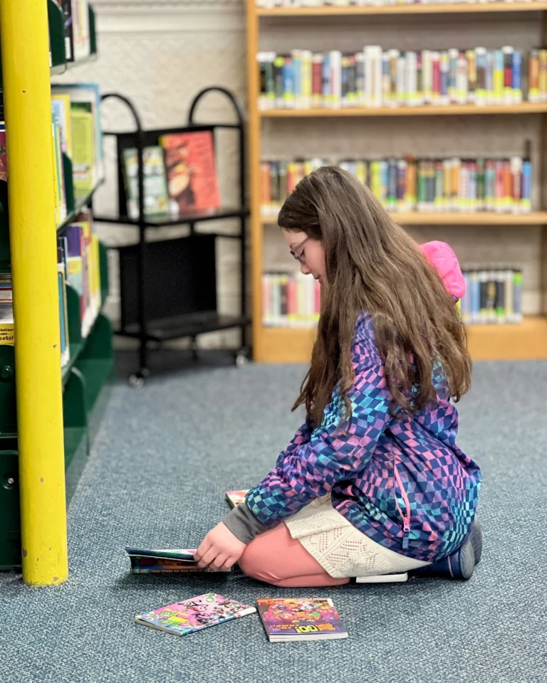 Saturday mornings at the library. 🖍🧩📕🧸🐠

#saturdaylibrarian #saturdayislibraryday