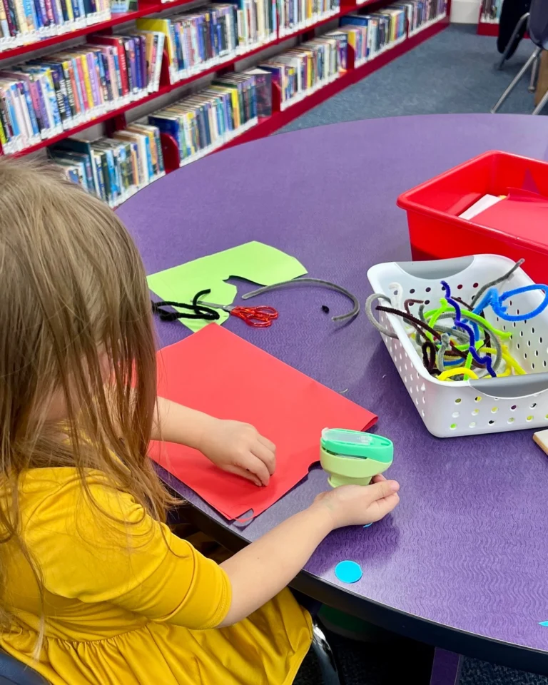 Saturday mornings at the library. 🖍🧩📕🧸🐠

#saturdaylibrarian #saturdayislibraryday