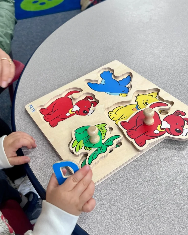 Saturday mornings at the library. 🖍🧩📕🧸🐠

#saturdaylibrarian #saturdayislibraryday